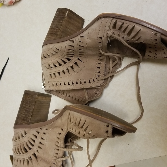 Vince Camuto Tarita laser cut sandal heels - Picture 6 of 8